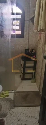 Imagem Sobrado bem estruturado, com acabamento externo totalmente revestido, dispensando manutenção de pi...