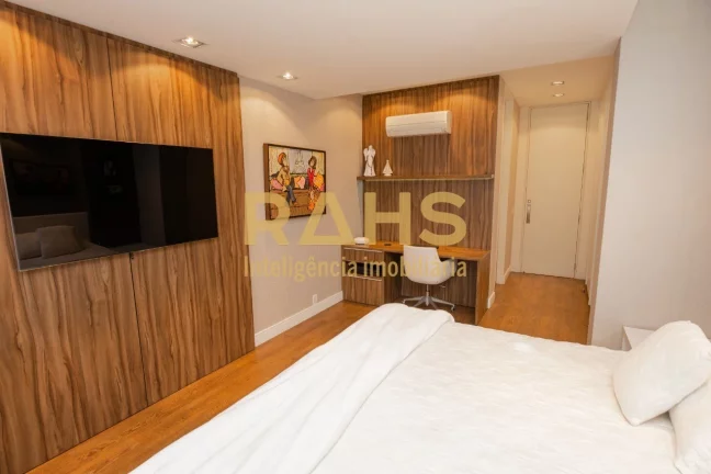 Imagem Cobertura Duplex com incríveis 500 m² privativos e 4 vagas de garagem. A cobertura conta com ampla...