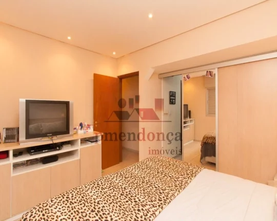 Imagem Apartamento reformado com 2 quartos ( 1 suíte c/ closet ) e 2 vagas, 90m²