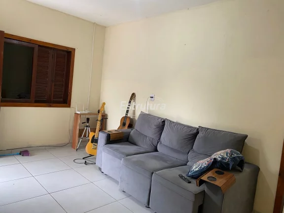 Casa Aconchegante com 2 Dormitórios e Pátio Espaçoso e Churrasqueira