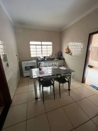 Imagem Vende-se casa no bairro Vila Marilene, com 3 quartos (2 suíte), ar-condicionado, localizada na avenida principal – Igarapava/SP