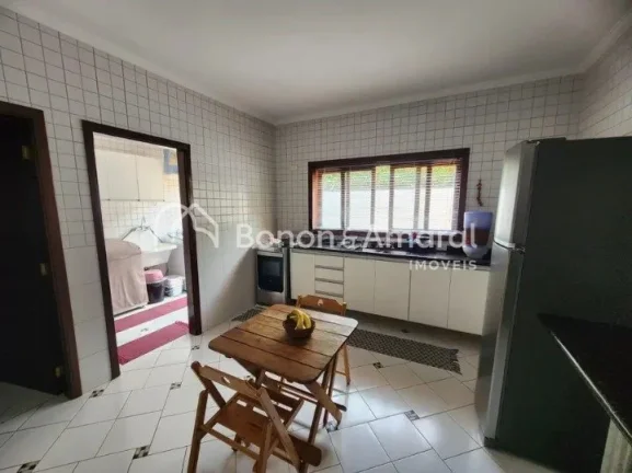 Imagem Belíssima casa com 250 m² de construção e terreno com área de 449 m². Na parte inferior há 1 ...