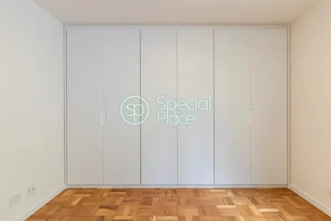 Imagem Apto com 129,23m² no Itaim Bibi Sala ampla para 2 ambientes com cozinha integrada e armários plane...