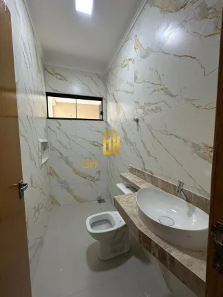 Imagem A casa possui 

- Sala pé direito alto 
- Garagem na laje
- Cozinha com ampla bancada
- Área de se...