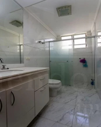 Imagem Apartamento amplo com piso de tacos, living para 02 ambientes, lavabo, 04 dormitórios sendo 01 suí...