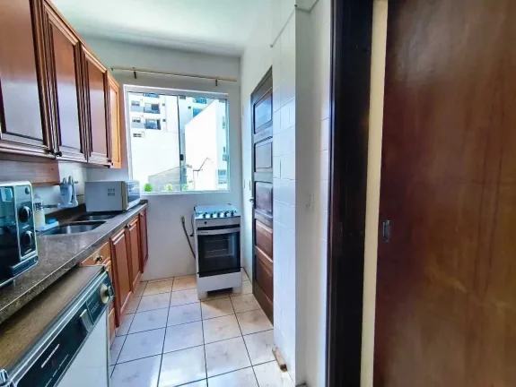 Imagem Apartamento semi mobiliado com 4 dormitórios sendo 1 demi suíte e 1 vaga no Centro de Florianópolis