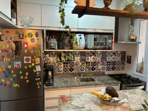 Imagem Apartamento à venda com 57 m², 2 dormitórios com armários, sacada ampla integrada à cozinha, sa...