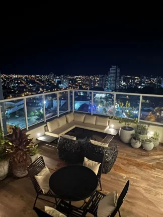 Cobertura Duplex, 10º Andar, 253,03m², 3 suítes, e 4 vagas de garagem. Piso inferior composto por...