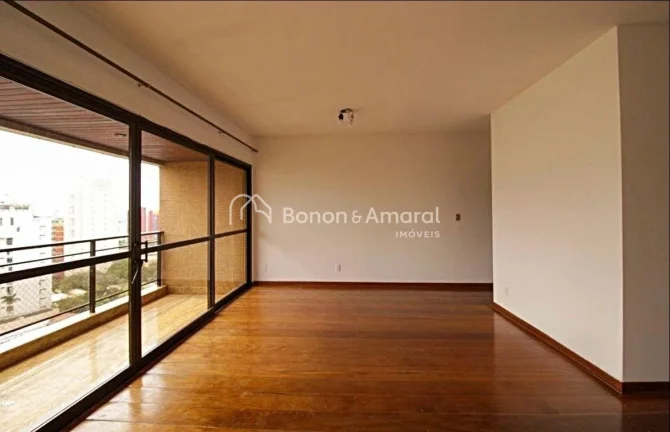 Imagem Viva com conforto e elegância neste amplo apartamento de 289m², ocupando andar inteiro, em uma das...