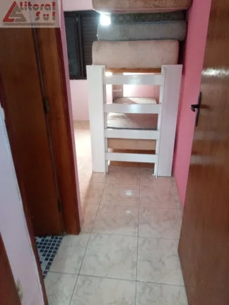 Imagem Casa à venda em Praia Grande-SP, bairro Maracanã: 2 quartos, 1 suíte, sala, 2 banheiros, 1 vaga e 75m² de área. Imperdível!