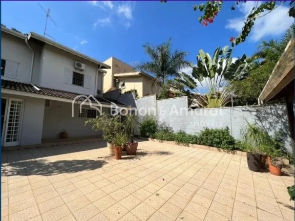 Imagem A casa possui um amplo espaço interno, com 3 quartos, sendo uma suíte com varanda, todos equipados...