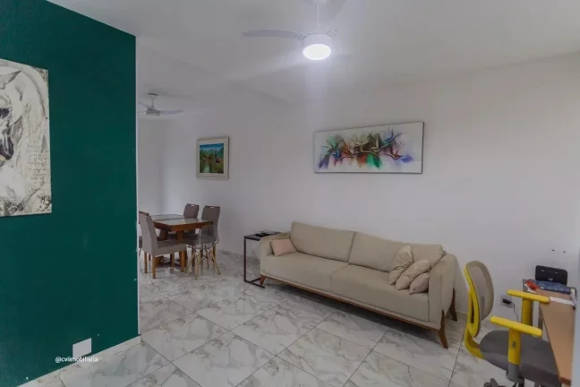 Imagem Com aproximadamente 180 m² de área construída, o imóvel conta com 4 quartos, sendo 1 suíte, ofe...