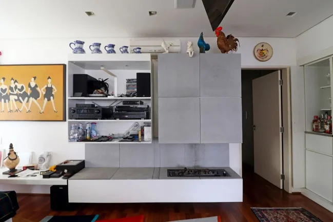 Imagem Apartamento 236 M², 1 por andar, hall fechado, 2Q, 2 Suítes, 3 banheiros, 2 vagas, ar split, lareira, próximo ao metrô, janela antirruído.