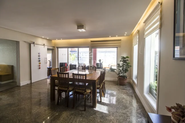 Imagem Casa a venda mobiliada e reformada - Alphaville 6 | 4 suítes - 4 vagas - 360m² AC - 360m² AT | R$2.990.000