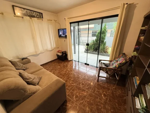Imagem Casa com 305m² de área construída a apenas 170 metros do mar, mobiliada, 4 quartos (1 suíte) e 4 vagas no Centro de Navegantes no litoral Norte, Adriano Carpes Imóveis vende!