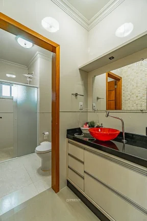 Imagem Venda de Sobrado de Alto Padrão no Clube Náutico, Toledo-PR: 3 Quartos, 1 Suíte, 2 Salas, 3 Banheiros, 4 Vagas, 193m².