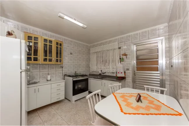 Imagem Encantadora Casa de 175m² com 4 Dormitórios e 2 Vagas na Garagem em Taipas, São Paulo