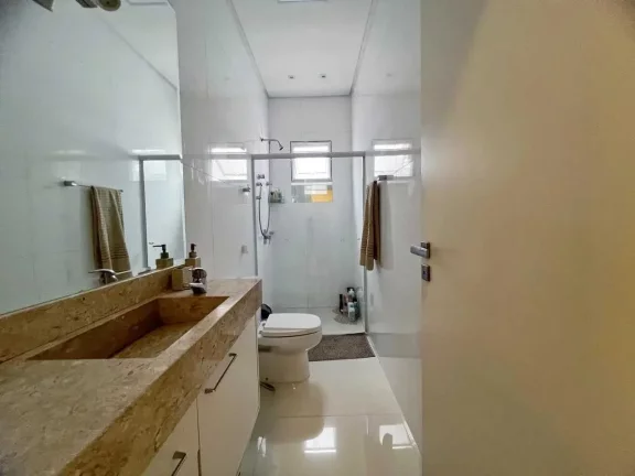 Imagem Casa mobiliada em condomínio fechado com 3 suítes e 4 vagas de garagem em Camboriú