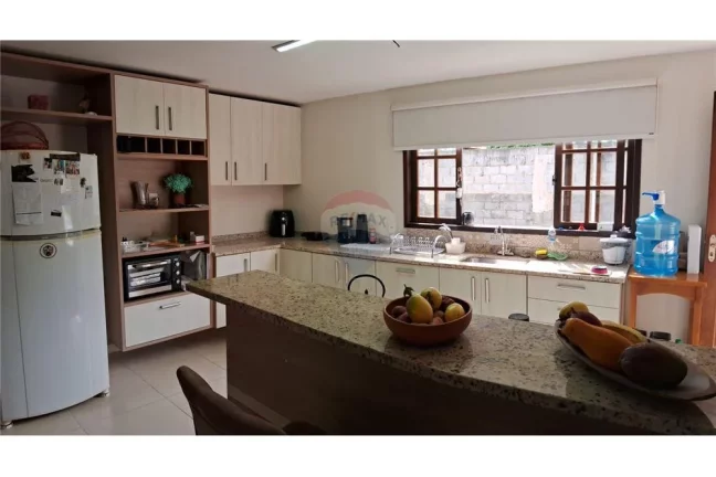 Imagem Casa com três dormitórios com banheiro no Condado .