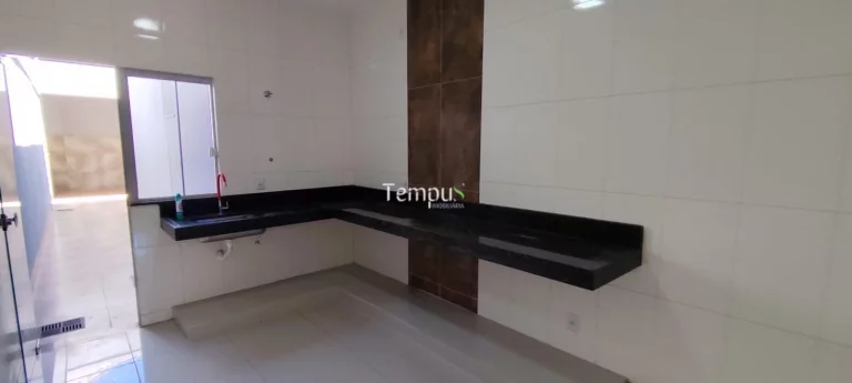 Imagem Casa Nova, com 3 Suítes, área gourmet com Churrasqueira, em Jardim Atlântico, Goiânia/GO