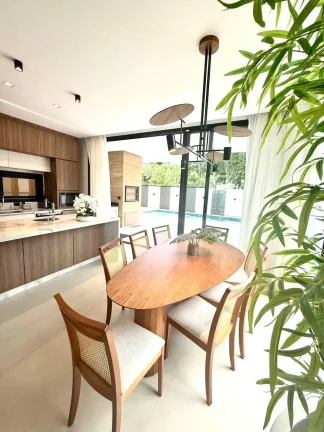 Imagem Casa com 4 dormitórios sendo 4 suítes e 2 vagas de garagem em Balneário Camboriú/SC