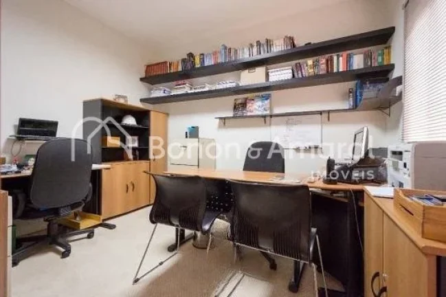 Imagem Casa espaçosa e encantadora, com 340 m², para viver com conforto e estilo. A residência possui um...