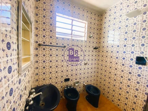Imagem Casa térrea à venda com 12 quitinetes no fundo.