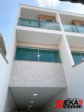 Imagem Imperdível oportunidade de adquirir uma casa de luxo em São Paulo-SP, na Vila Salete! 3 quartos, 3 suítes, 2 salas, 4 banheiros, 4 vagas de garagem e 200m² de área.