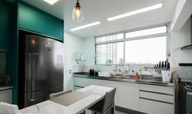 Imagem Amplo apartamento Ã  venda com 3 quartos, sendo 1 suÃ­te, e 3 banheiros no total. Este apartamento Ã...