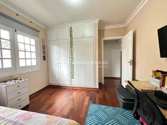 Imagem Esta encantadora casa de estilo sobrado oferece um ambiente espaçoso e confortável, com uma excele...