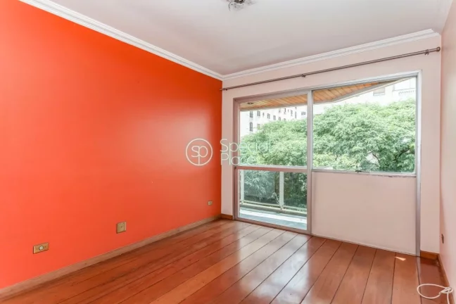 Imagem Apto rico em iluminação natural e repleto de janelas grandes. Vista eterna e para as arvores e o m...