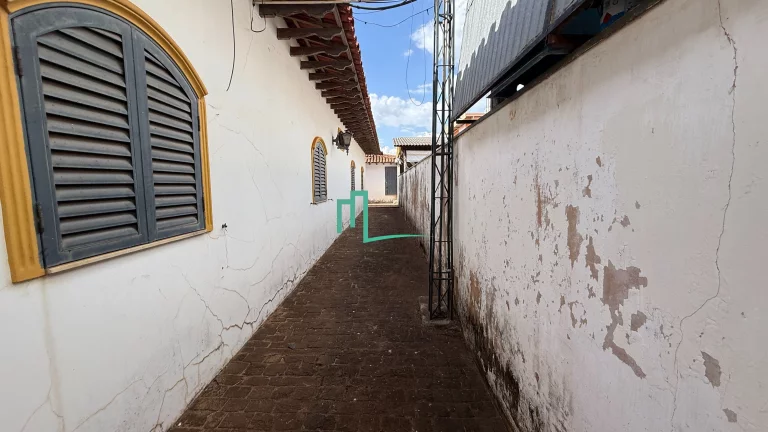 Imagem EXCELENTE IMÓVEL COMERCIAL/RESIDENCIAL DISPONIVEL Á VENDA NA VILA INDUSTRIAL EM LOCALIZAÇÃO PRIVILEGIADA DO BAIRRO COM 04 LOTES NO TOTAL.