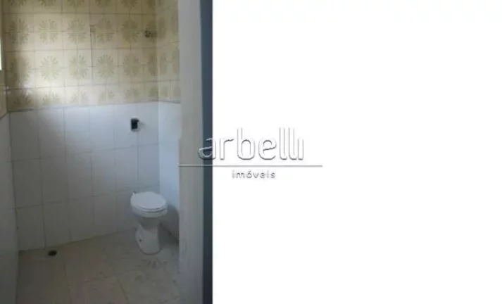 Imagem Galpão com escritórios com área total de 406 metros quadrados. O piso térreo está o galpão que...