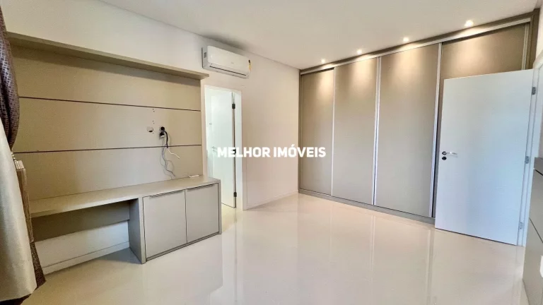Imagem Apartamento á venda com 3 suítes e 3 vagas localizado no centro de Balneário Camboriú