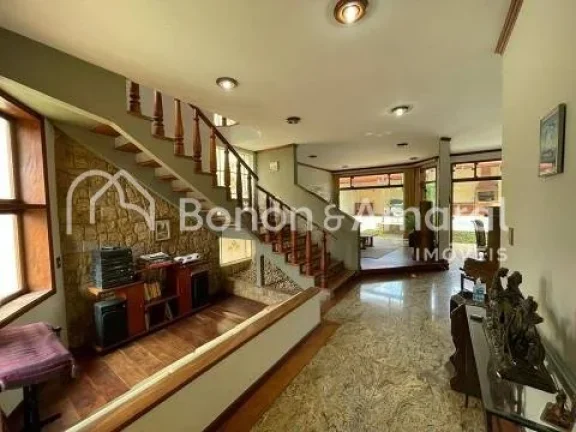 Imagem Linda casa à venda em condomínio fechado. Casa assobradada com hall de entrada, três salas grande...
