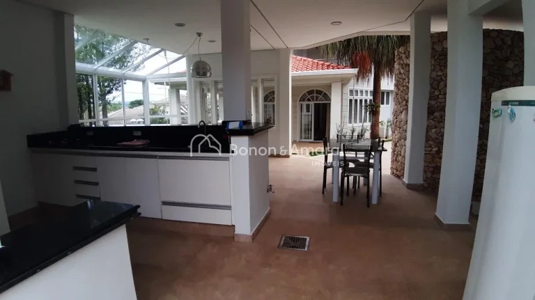 Imagem Em um terreno de 1.909m² e com 750m² de construção, esta imponente propriedade oferece conforto ...