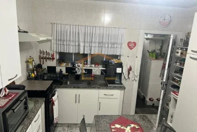 Imagem Sobrado em excelente estado, com 3 dormitórios (todos com armários, ar-condicionado e ventiladores...