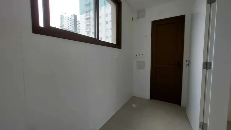 Imagem Apartamento novo de 4 suítes e 4 vagas de garagem no Centro em Balneário Camboriú