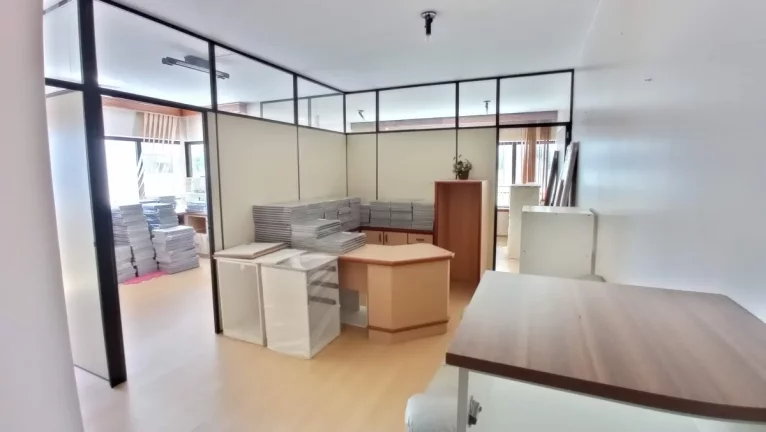 Imagem Sala/Conjunto Comercial à Venda, 60,79m2, Dividida Em 3 salas, Com Vaga de Garagem - Centro, Florianópolis/SC