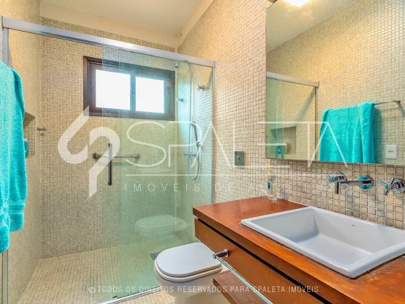 Imagem Aprecie o luxo e a tranquilidade no condomínio Iporanga, Guarujá: Casa exclusiva com ambientes espaçosos e vista deslumbrante