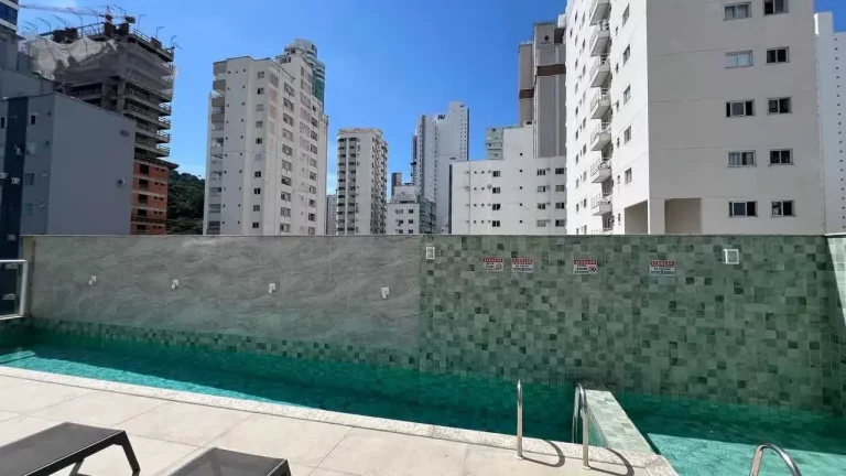 Imagem Apartamento com 3 suítes e 2 vagas de garagem Bairro Pioneiros em Balneário Camboriú/SC