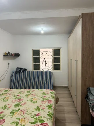 Imagem Charmosa Casa com 2 Quartos, Edícula e Amplo Quintal - Ambientes Frescos e Arejados