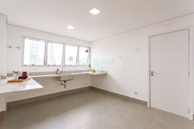 Imagem Em Moema, ao lado da estação de metrô de mesmo nome e a uma curta caminhada do Parque Ibirapuera,...