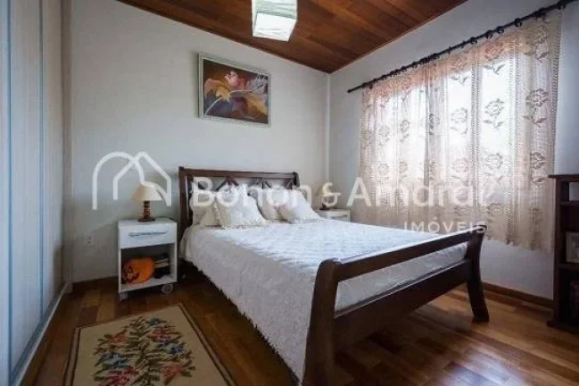 Imagem Casa espaçosa e encantadora, com 340 m², para viver com conforto e estilo. A residência possui um...