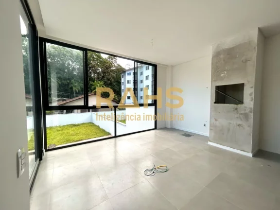 Imagem Ótimo sobrado geminado de ponta, novo, localizado no bairro Glória em Joinville, próximo a Confei...