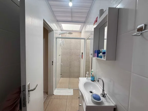 Imagem Casa com 7 dormitórios sendo 3 suítes e 3 vagas de garagem, a 350 metros da Praia em Penha