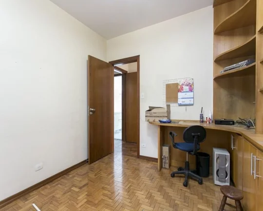Imagem Apartamento amplo com piso de tacos, living para 02 ambientes, lavabo, 04 dormitórios sendo 01 suí...