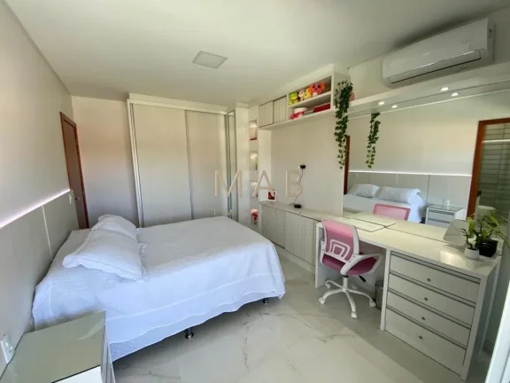 Imagem Casa de alto padrão com 300 m² privativos, localizada em condomínio na Ilha do Francês, entre as praias dos Ingleses e Moçambique, a aproximadamente 6