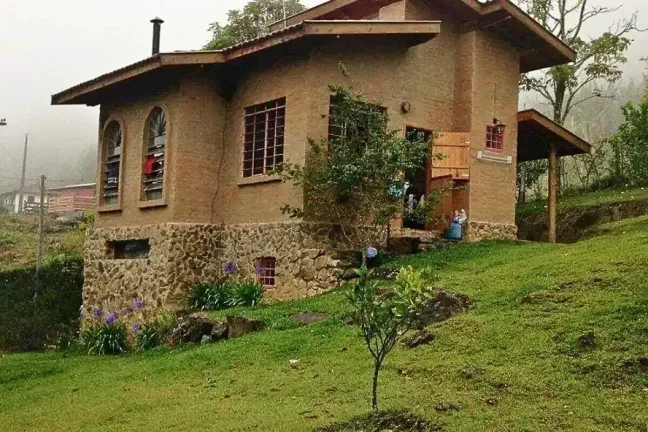 Imagem Casa Rústica de Montanha com Vista Aberta a 1.450 m de Altitude em São Bento do Sapucaí