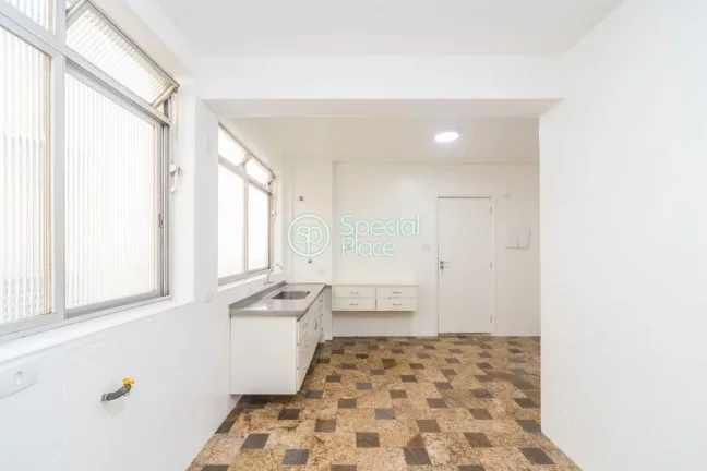 Imagem Ótimo apto com 145m², no Itaim. Amplo living para três ambientes - todos com grandes janelões, s...